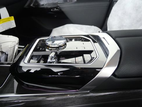 Used 2026 BMW 750e xDrive w/ Executive Package image 23