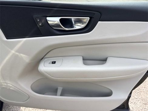 Used 2021 Volvo XC60 T5 Momentum w/ Premium Package image 23