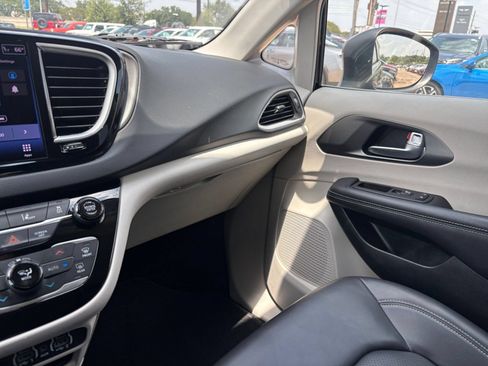 Used 2023 Chrysler Pacifica Touring-L FWD image 37