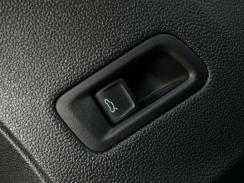 Used 2025 Volkswagen Atlas Cross Sport SE image 22