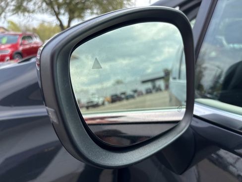 Used 2023 Chrysler Pacifica Touring-L FWD image 18