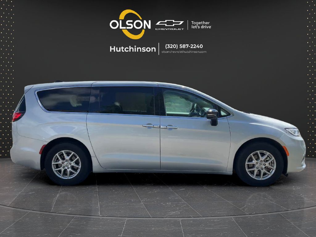 Used 2024 Chrysler Pacifica Touring-L FWD image 6