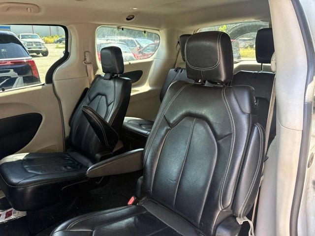 Used 2022 Chrysler Pacifica Touring-L FWD image 17