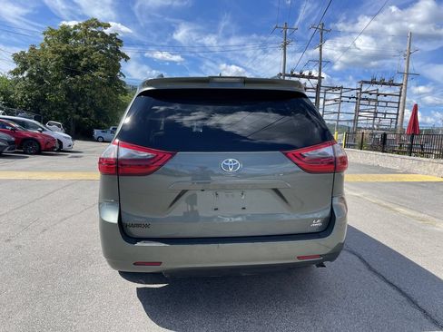 Used 2020 Toyota Sienna LE AWD/4WD image 4