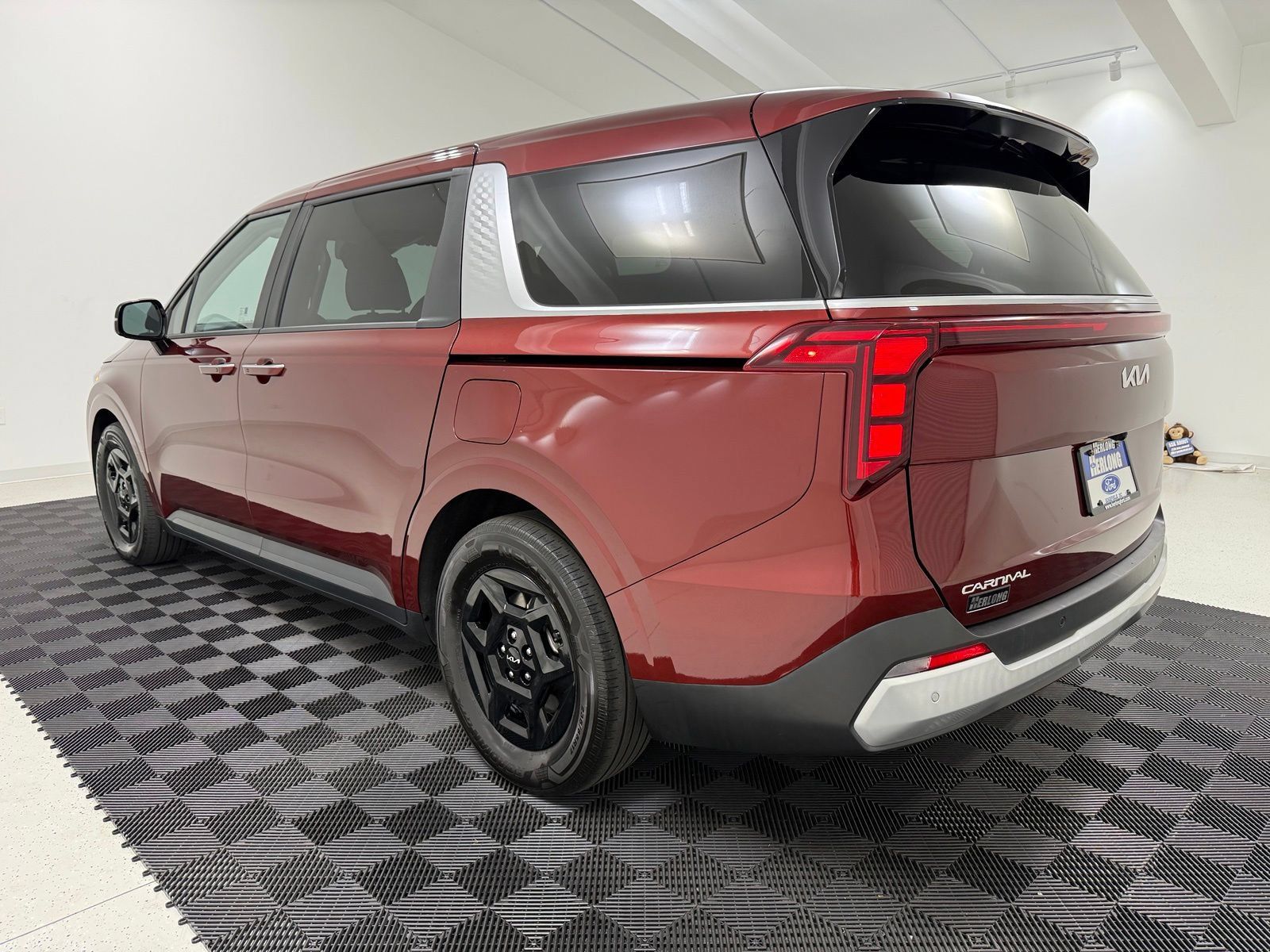 Used 2025 Kia Carnival FWD image 5