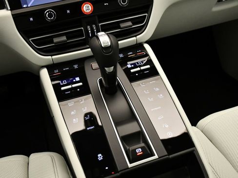Certified 2026 Porsche Macan Turbo AWD/4WD image 33