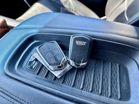 Used 2019 Cadillac Escalade Luxury AWD/4WD image 36