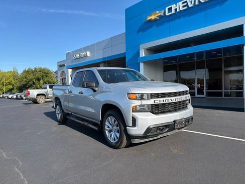 Used 2020 Chevrolet Silverado 1500 Custom w/ Custom Value Package RWD image 2