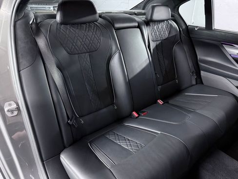 Used 2021 BMW 750i xDrive w/ Executive Package image 38