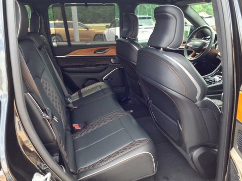 Used 2025 Jeep Grand Cherokee Summit AWD/4WD image 12