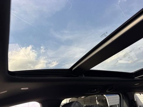 Used 2025 Chrysler Pacifica Limited image 17