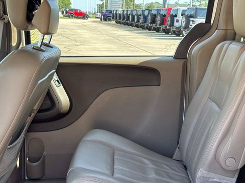 Used 2013 Chrysler Town & Country Touring FWD image 14