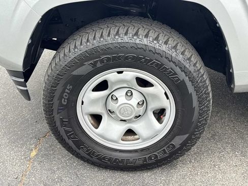 Used 2022 Toyota Tacoma SR AWD/4WD image 39