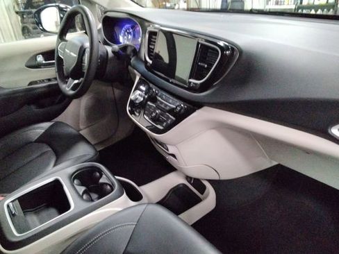 Used 2024 Chrysler Pacifica Touring-L image 21