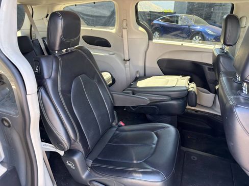 Used 2022 Chrysler Pacifica Touring-L FWD image 12
