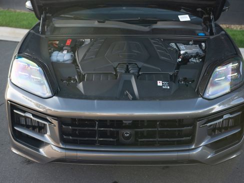 Certified 2025 Porsche Cayenne GTS image 37