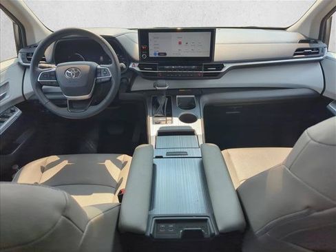 Used 2026 Toyota Sienna XLE FWD image 25