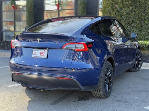 Used 2022 Tesla Model Y Long Range image 12
