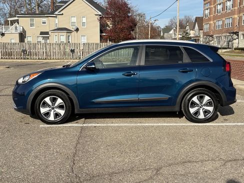 Used 2019 Kia Niro EX image 3