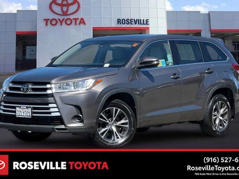 Used 2017 Toyota Highlander LE w/ Carpet Mat Package AWD/4WD image 1