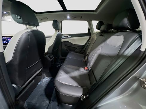 Used 2025 Volkswagen Taos SE w/ Panoramic Sunroof Package image 17