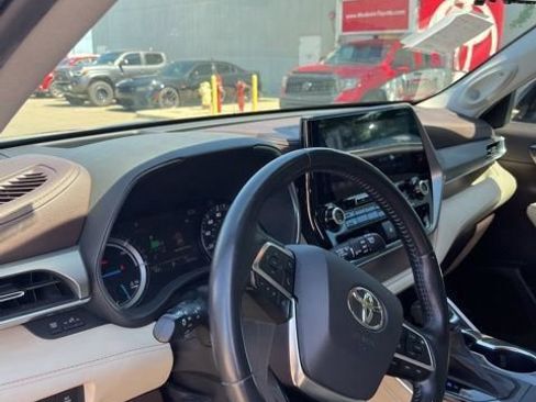 Used 2021 Toyota Highlander Platinum FWD image 14