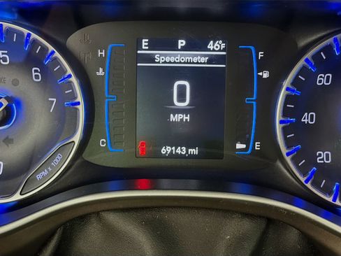 Used 2017 Chrysler Pacifica Touring-L image 14