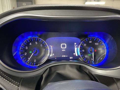 Used 2025 Chrysler Pacifica Limited FWD image 7