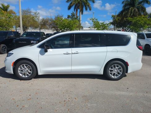New 2026 Chrysler Pacifica Select image 8