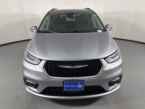 Used 2021 Chrysler Pacifica Touring-L FWD image 3