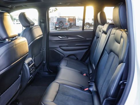 New 2025 Jeep Grand Cherokee Altitude image 20