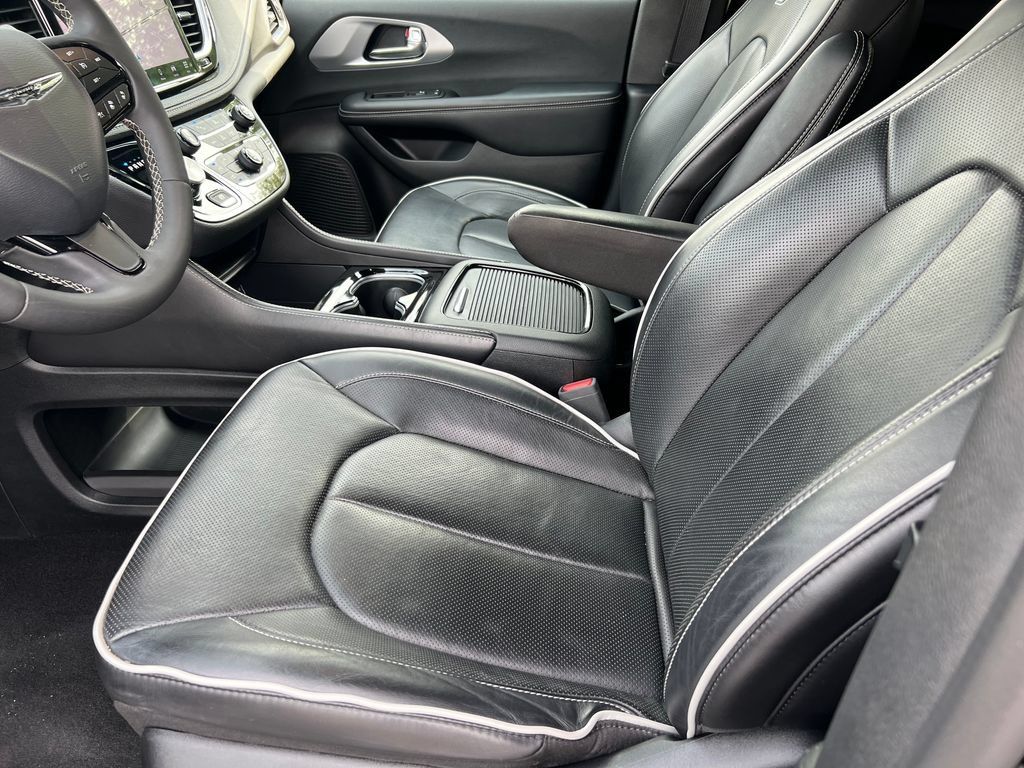 Used 2025 Chrysler Pacifica Limited FWD image 10