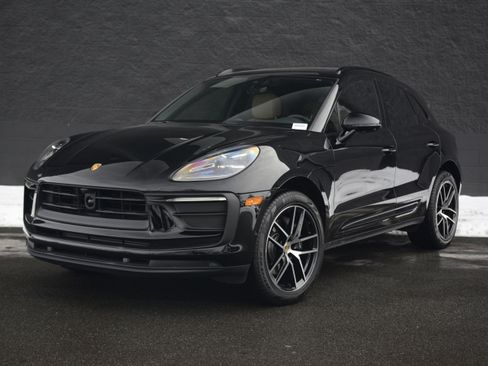 Certified 2025 Porsche Macan image 1