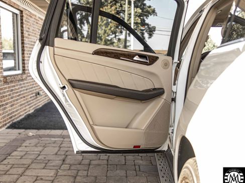 Used 2016 Mercedes-Benz GL 450 4MATIC w/ Premium I Package image 34