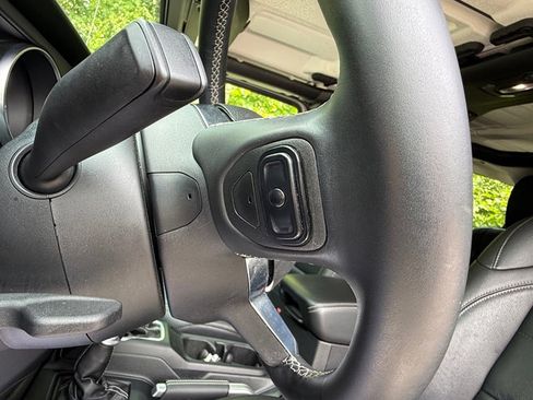 Used 2018 Jeep Wrangler Unlimited Sahara AWD/4WD image 13