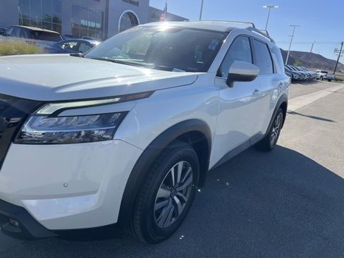 Used 2022 Nissan Pathfinder SL w/ SL Black Package image 11