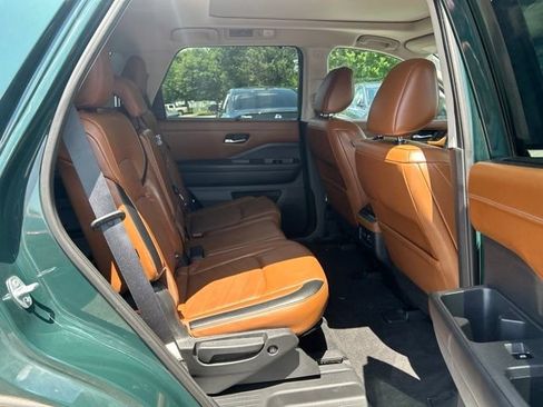 Used 2022 Nissan Pathfinder Platinum w/ Lighting Package (N93) AWD/4WD image 16