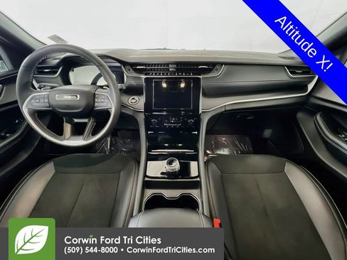 Used 2025 Jeep Grand Cherokee Altitude AWD/4WD image 7