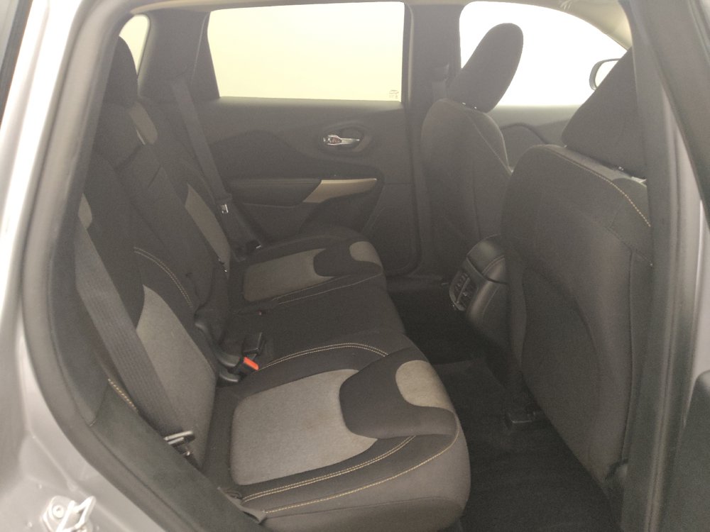 Used 2018 Jeep Cherokee Latitude FWD image 19