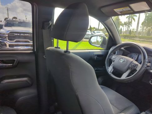 Used 2017 Toyota Tacoma TRD Sport w/ Tow Package (A/T) image 18