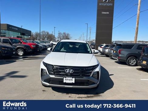 New 2025 Hyundai Tucson SE image 2