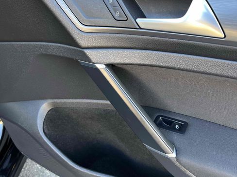 Used 2019 Volkswagen e-Golf SE w/ Driver Assistance Package FWD image 58
