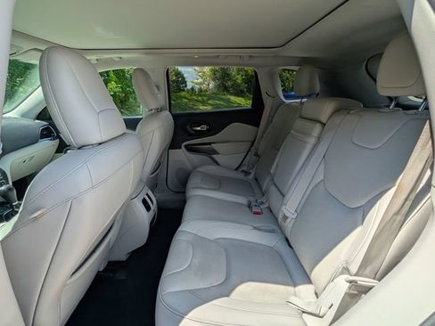 Used 2019 Jeep Cherokee Limited w/ Luxury Group AWD/4WD image 29