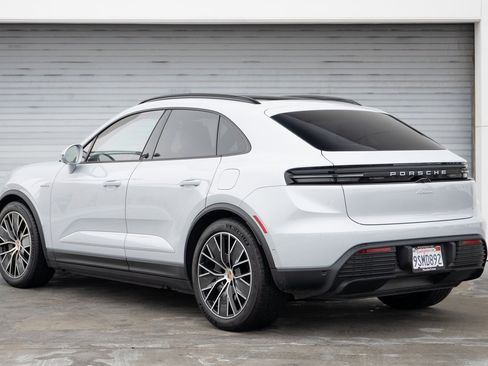 Certified 2025 Porsche Macan Electric image 3