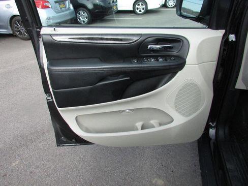 Used 2015 Dodge Grand Caravan SXT image 12