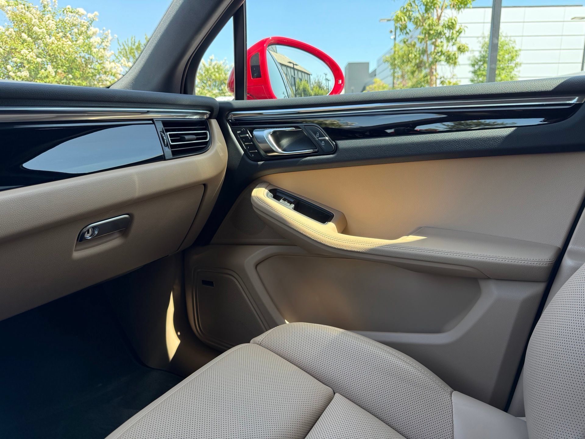 Certified 2026 Porsche Macan AWD/4WD image 25
