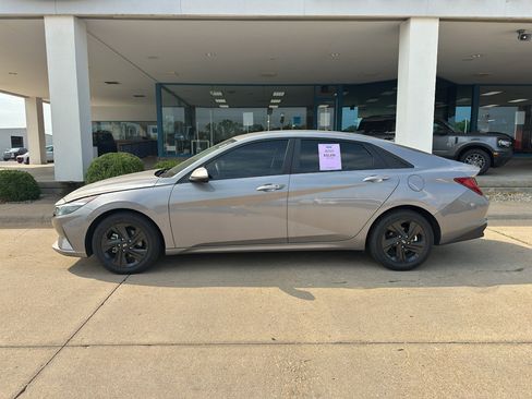 Used 2023 Hyundai Elantra Blue FWD image 8