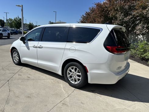 Used 2023 Chrysler Pacifica Touring-L FWD image 7