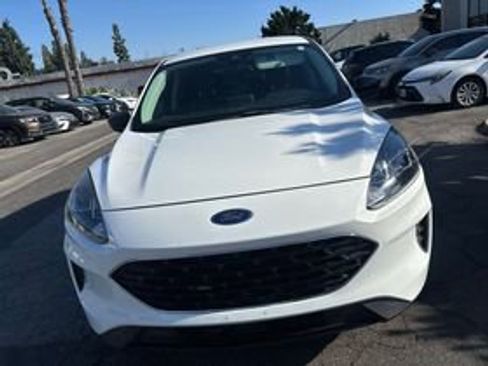 Used 2022 Ford Escape SE w/ SE Sport Appearance Package FWD image 2