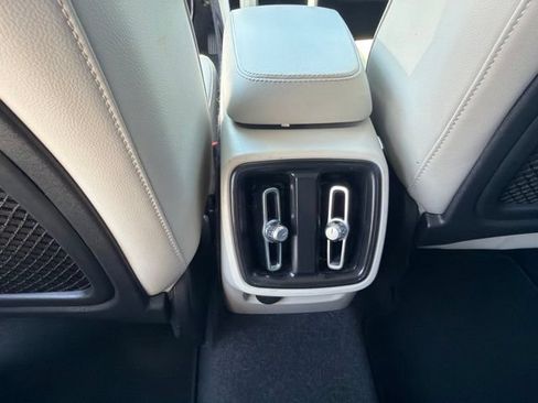 Used 2022 Volvo XC40 T4 Momentum FWD image 16